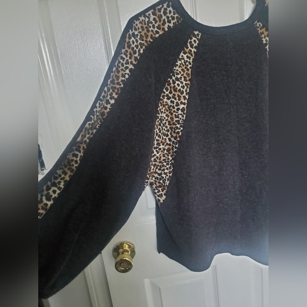 Easel Cheetah Top - Picture 4 of 5